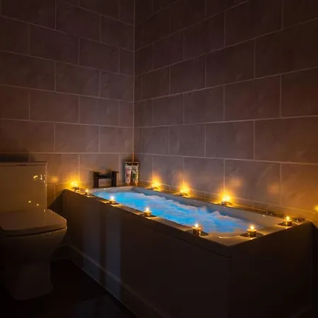 Lägenhet Luxury Mills With Jacuzzi Bath In