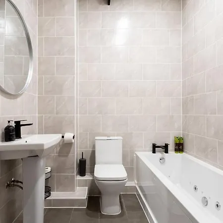 Luxury Mills With Jacuzzi Bath In Bradford (West Yorkshire)